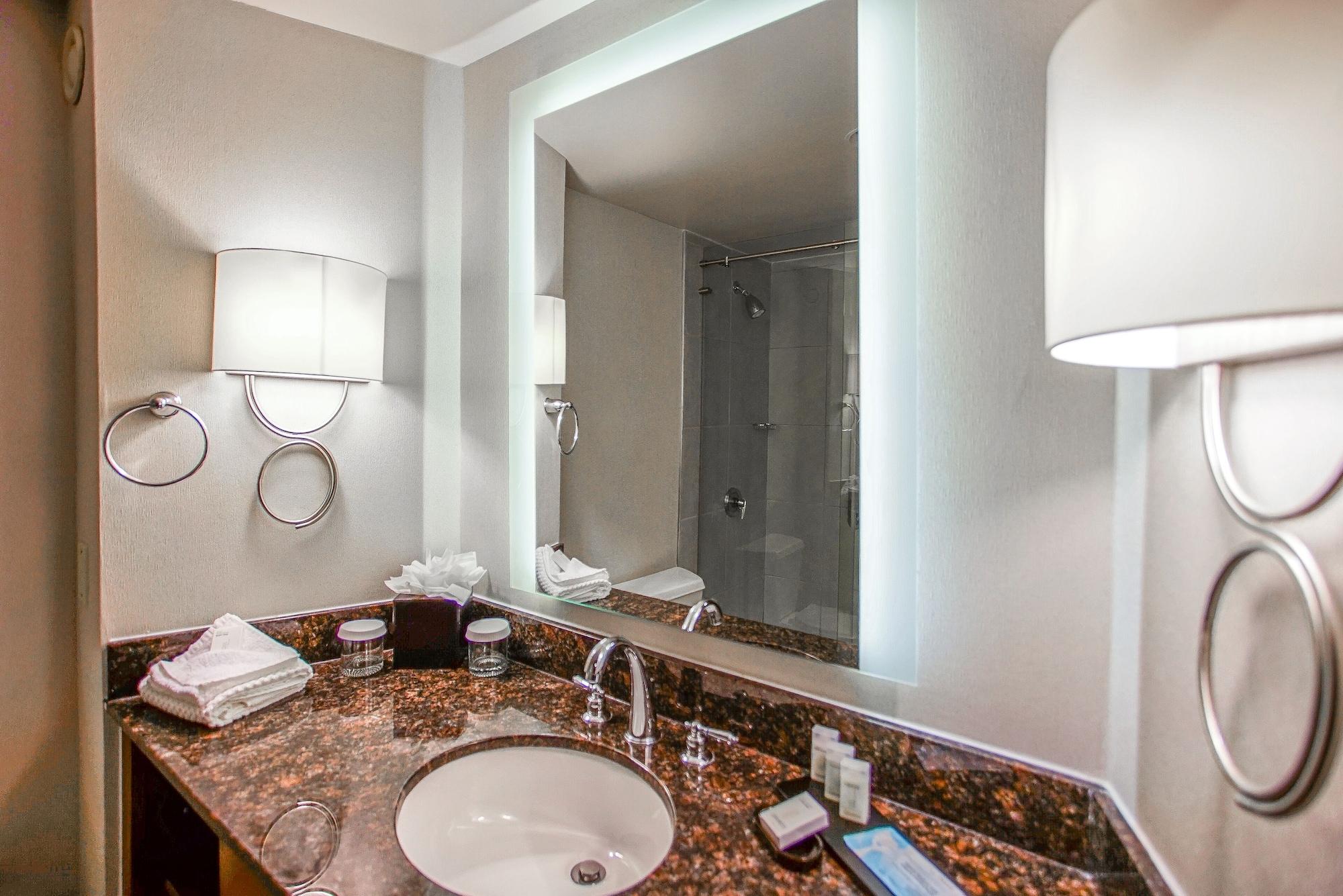 Ramada By Wyndham Southfield Hotel Buitenkant foto